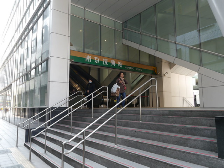 距離南京復興站走路約10分鐘ʕ •̀ o •́ ʔ